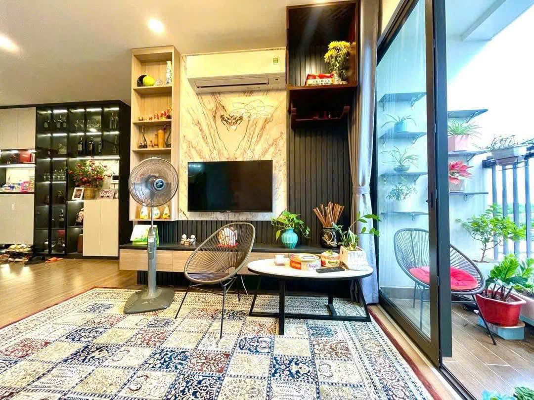 Bán căn hộ 2 phòng ngủ, tầng trung,đầy đủ đồ đẹp bên tòa Sky Oasis Ecopark 3