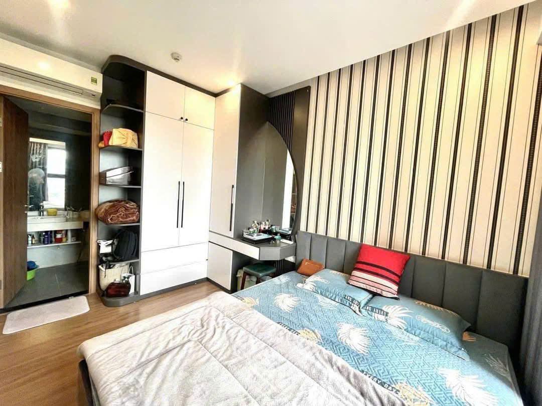 Bán căn hộ 2 phòng ngủ, tầng trung,đầy đủ đồ đẹp bên tòa Sky Oasis Ecopark 6