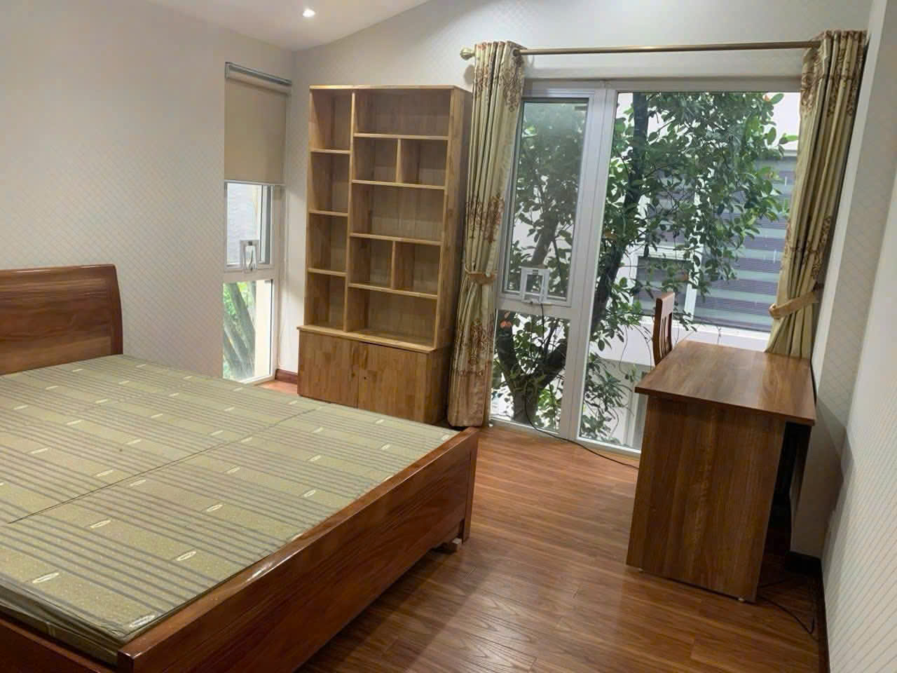 Biệt thự song lập 3 phòng ngủ, đủ đồ giá tốt bên Vườn Tùng Ecopark cần cho thuê 1