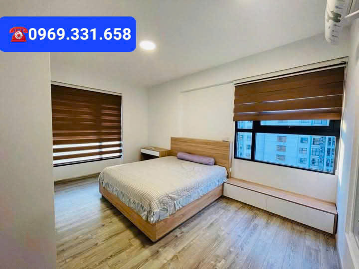 Cần bán căn hộ 163m2,3 phòng ngủ,đồ cơ bản bên tòa Lake 2 Ecopark 1