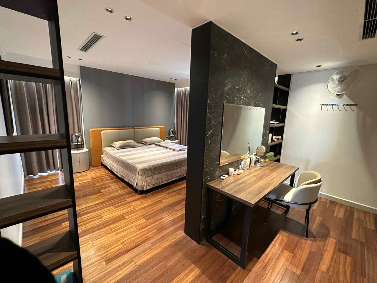 Căn hộ 220m2,3 phòng ngủ, full nội thất cao cấp bên tòa Park 2 Ecopark cho thuê 3