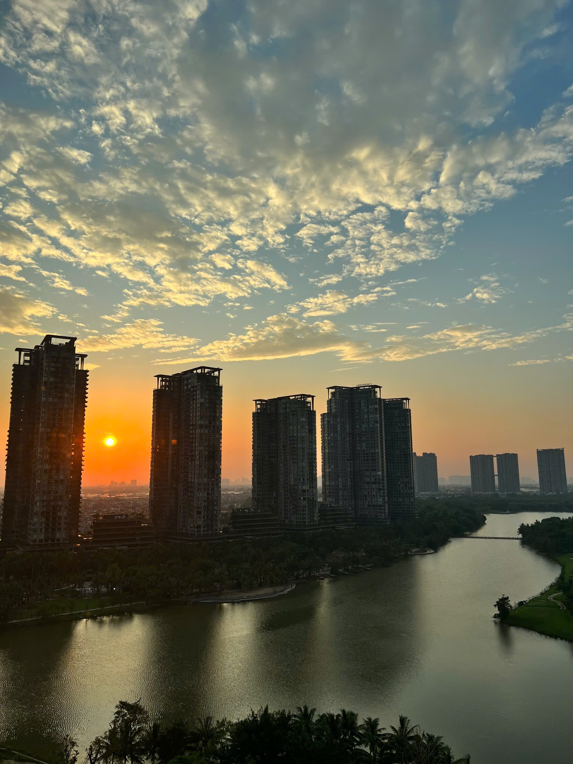 Căn hộ 3 phòng ngủ, full nội thất cao cấp bên tòa Lake 1 Ecopark cho thuê 4