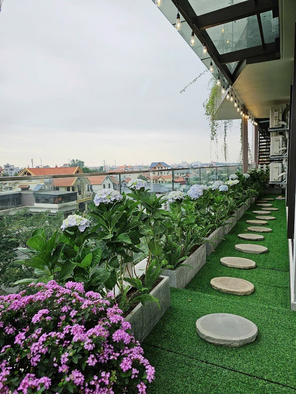 Căn hộ 60m2 +40m2 sân vườn,2 phòng ngủ,đủ đồ bên tòa Solforest Ecopark cho thuê 12
