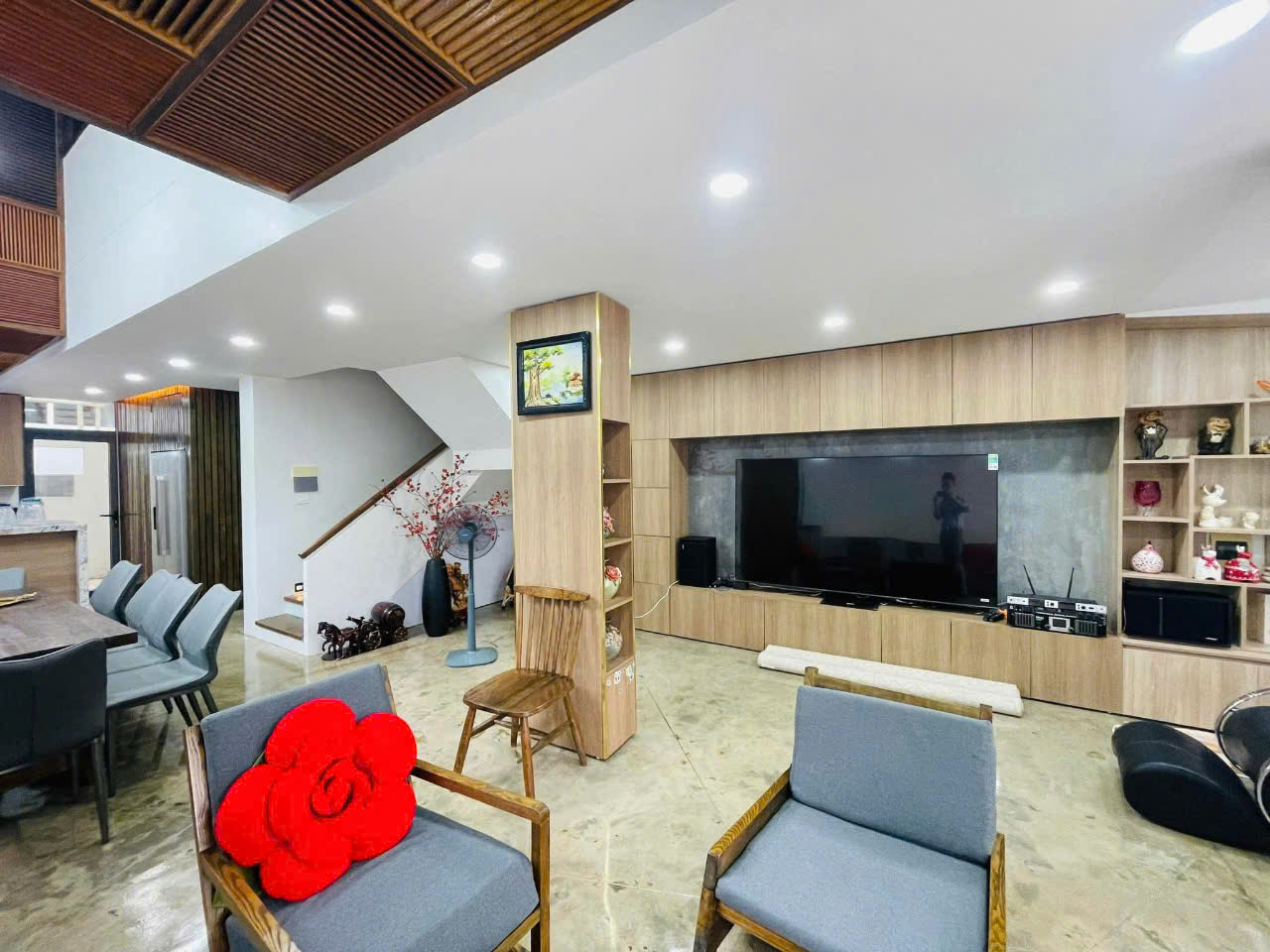 cho thuê căn Biệt Thự song lập 162m2 ,3 phòng ngủ,đủ đồ bên khu vườn mai Ecopark 1