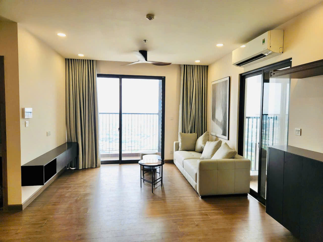 Cho thuê căn hộ 2 phòng ngủ,đầy đủ nội thất bên tòa Sky Oasis Ecopark 3
