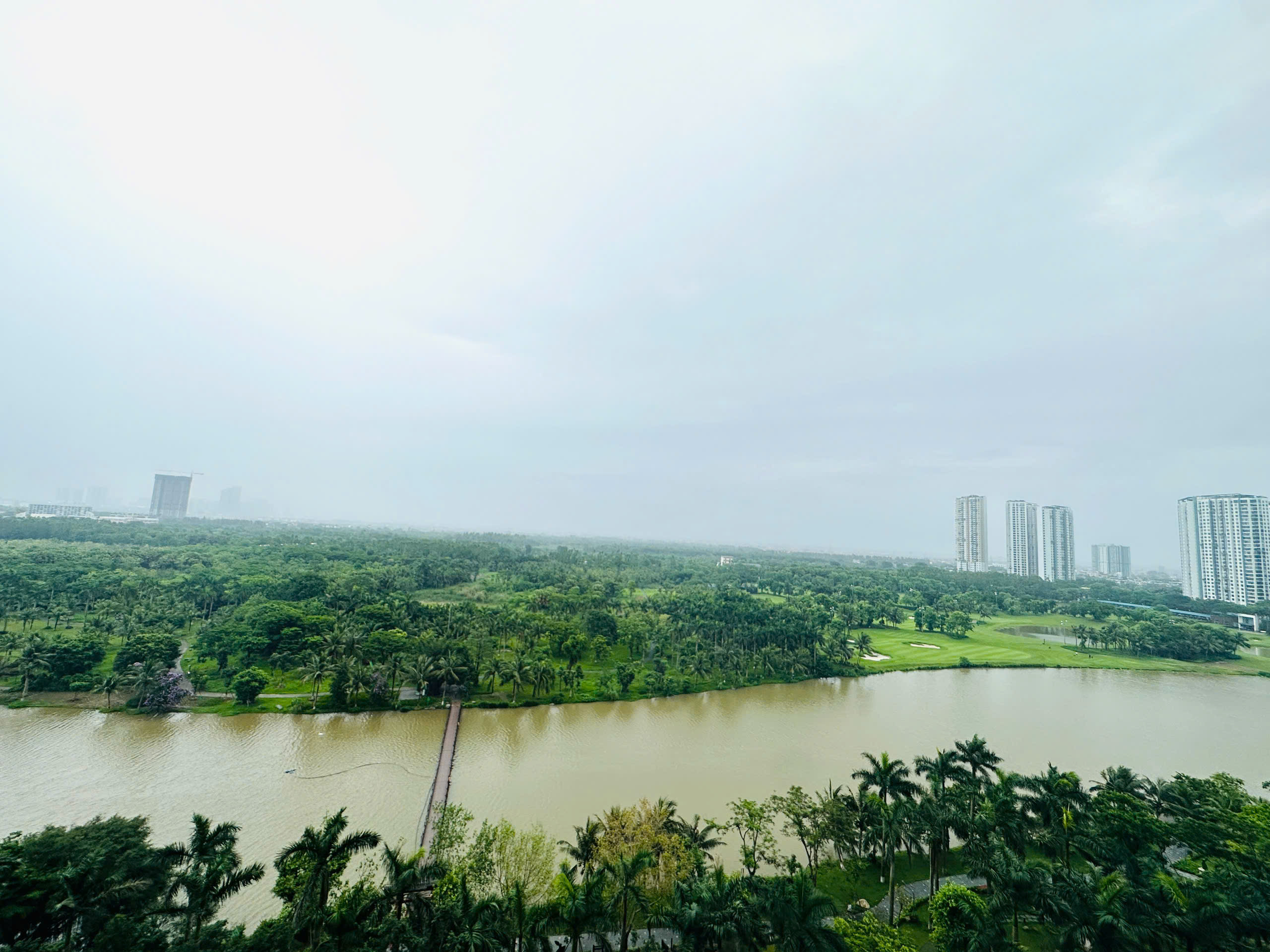 Cho thuê căn hộ đầy đủ đồ đẹp,3 phòng ngủ,view hồ Thiên nga bên tòa Landmark Ecopark 10