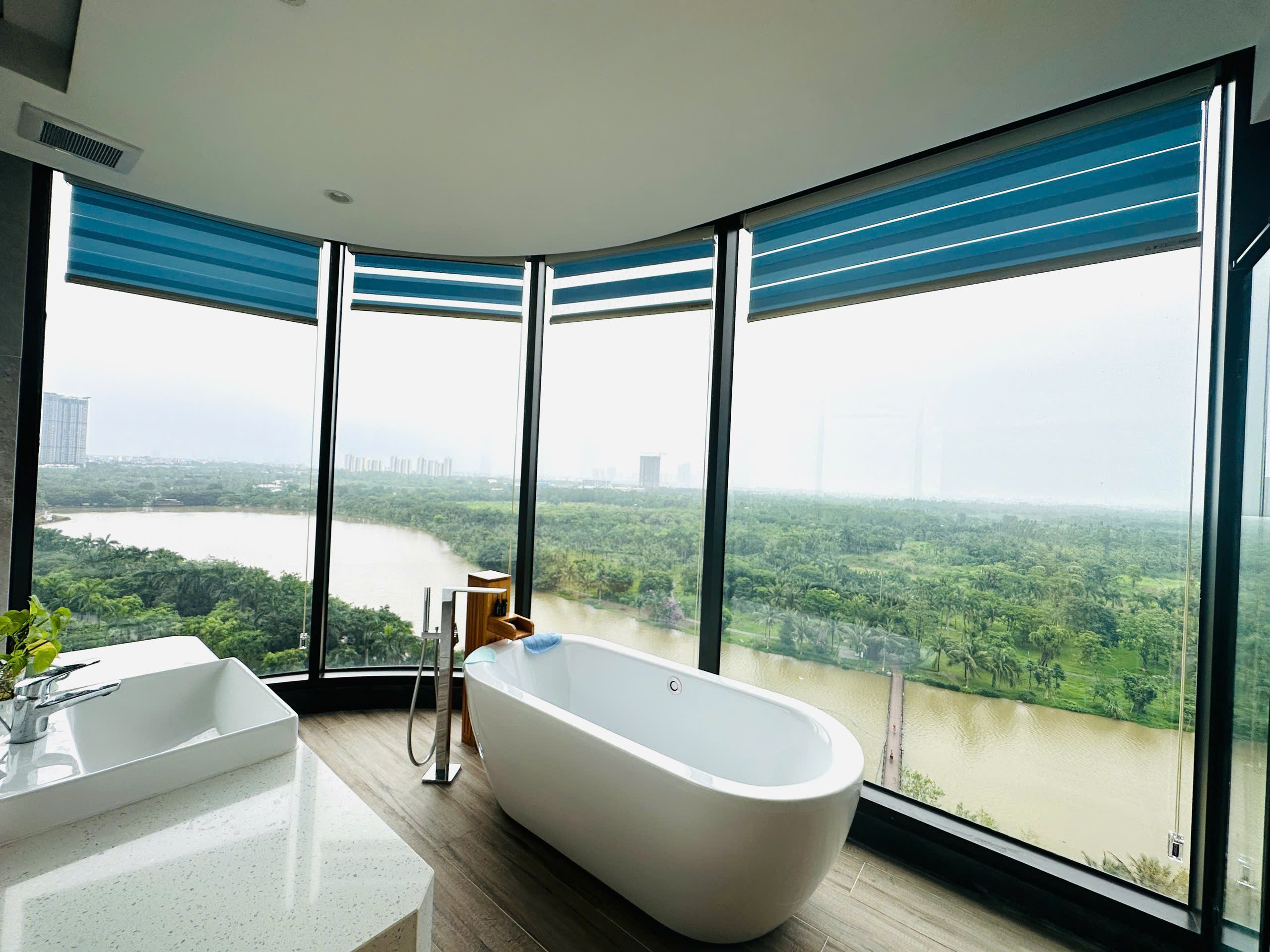Cho thuê căn hộ đầy đủ đồ đẹp,3 phòng ngủ,view hồ Thiên nga bên tòa Landmark Ecopark 6
