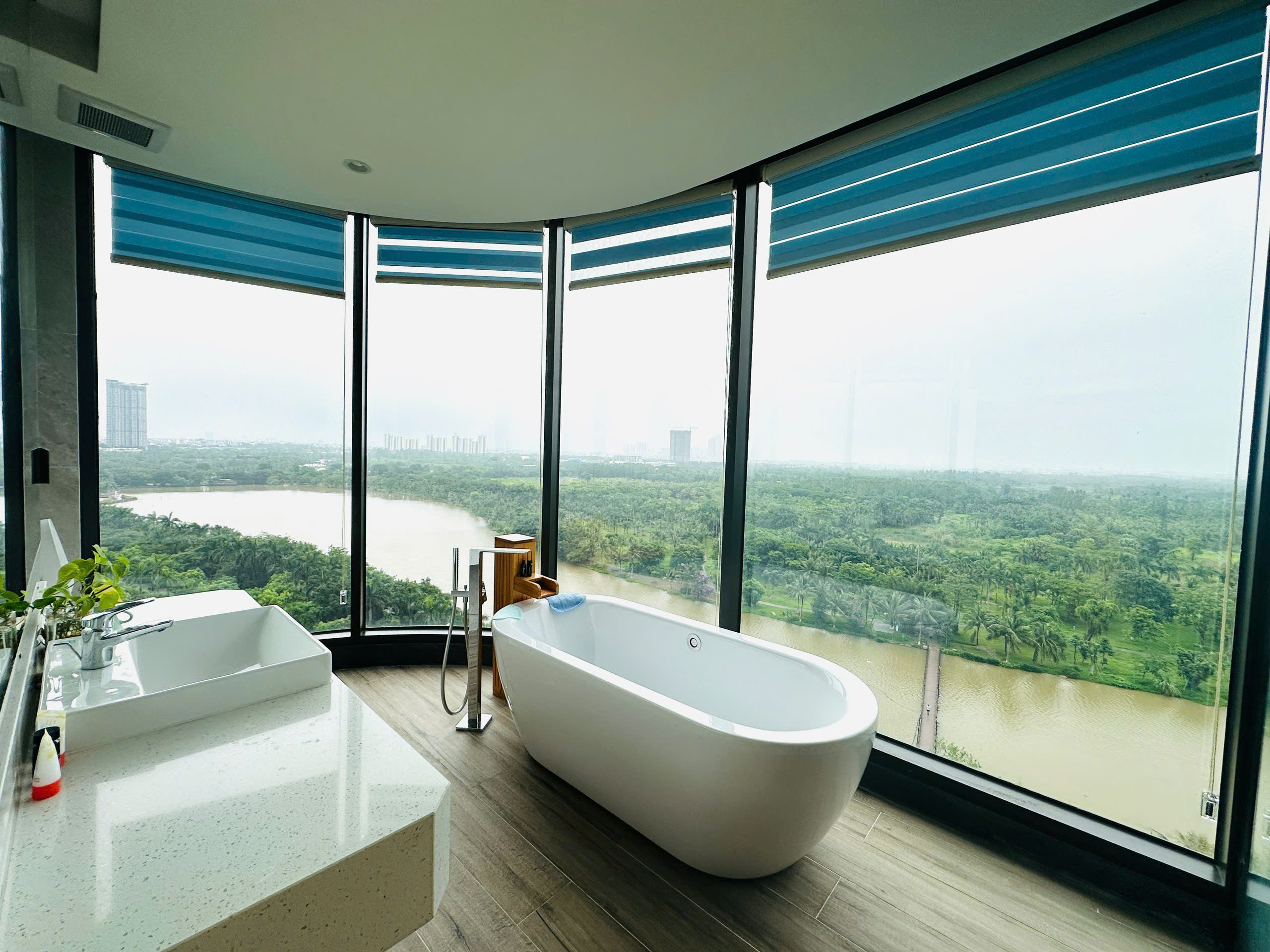 Cho thuê căn hộ đầy đủ đồ đẹp,3 phòng ngủ,view hồ Thiên nga bên tòa Landmark Ecopark 9