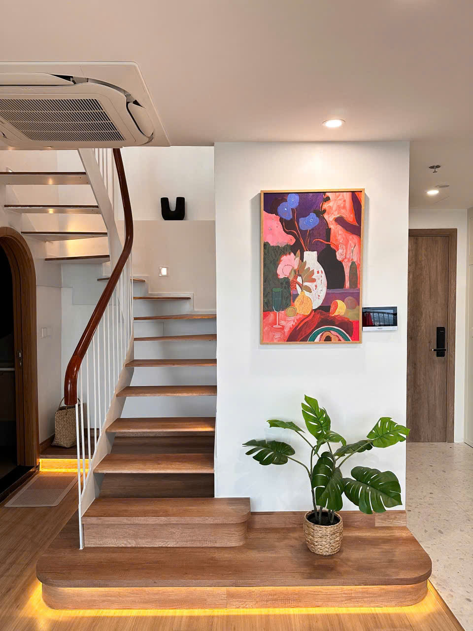 Cho thuê căn hộ Duplex ,3 phòng ngủ,đầy đủ đồ bên tòa landmark Ecopark 11