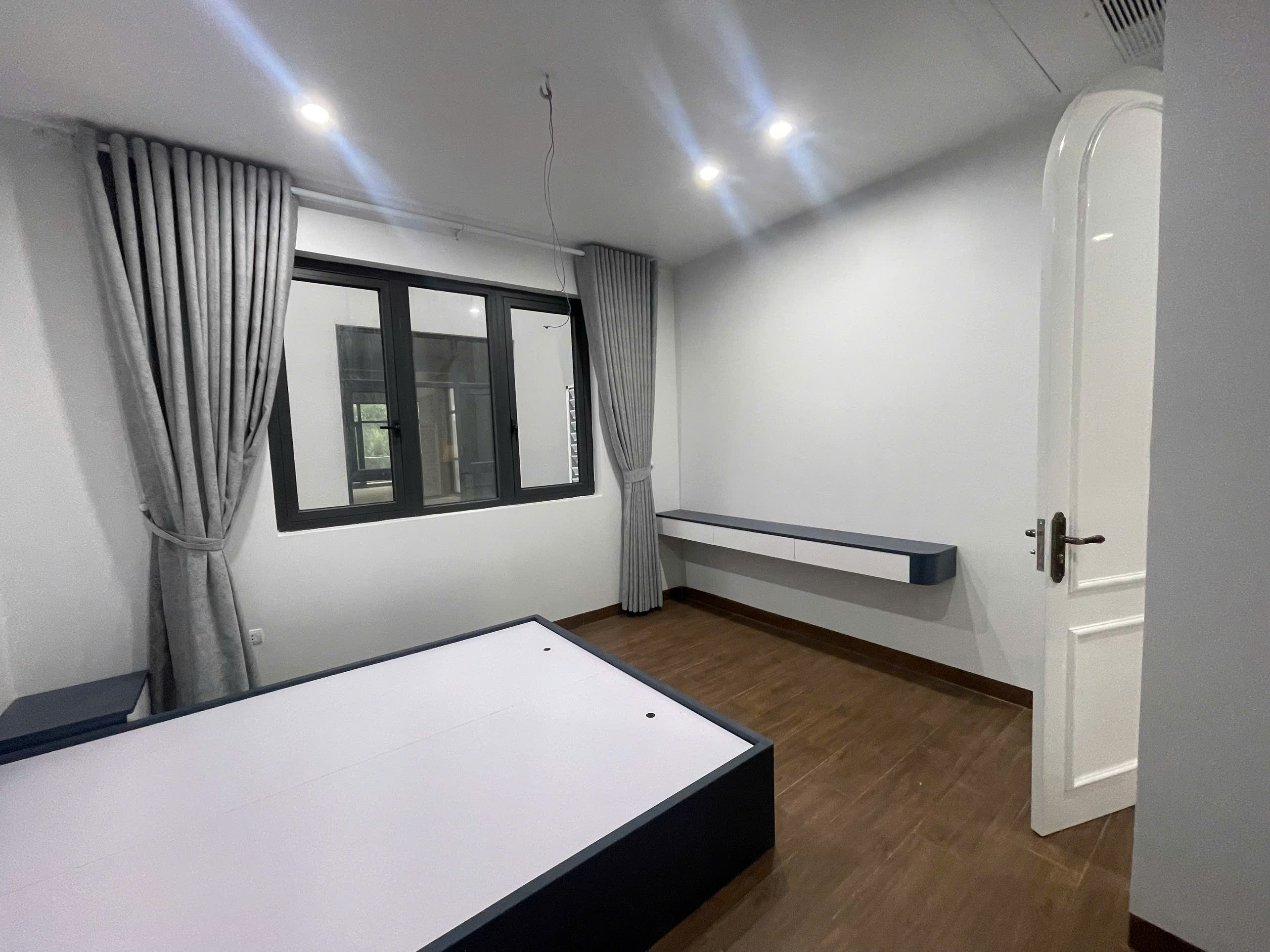 Cho thuê căn liền kề 78m2, 6 phòng ngủ,đủ đồ bên khu Vịnh Thiên Đường Vinhomes Ocean park 3 4