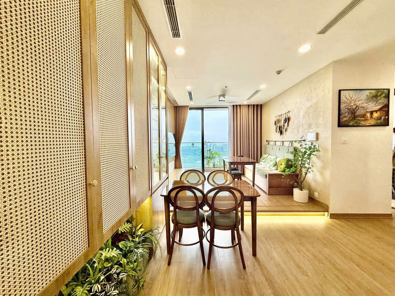 Bán căn hộ 2 phòng ngủ, full đồ đẹp tầng cao bên tòa Solforest Ecopark