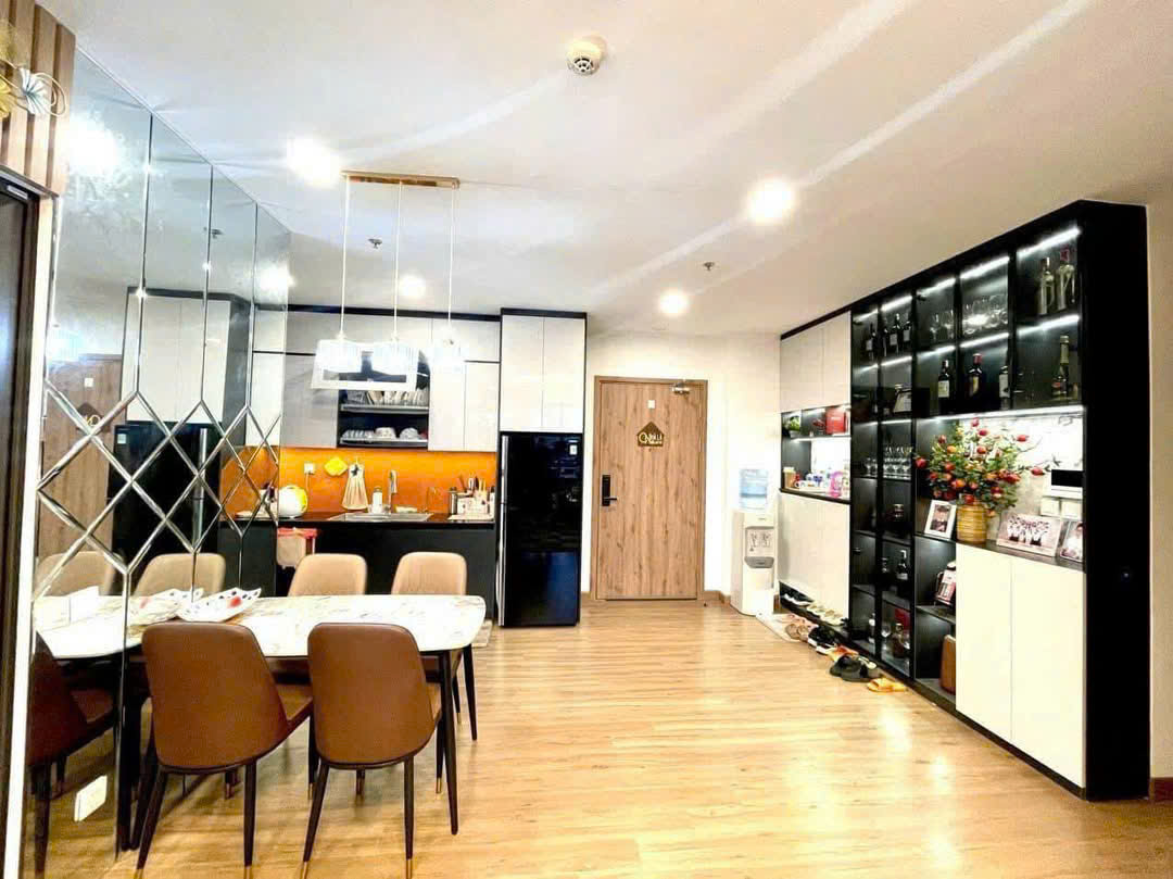 Bán căn hộ 2 phòng ngủ, tầng trung,đầy đủ đồ đẹp bên tòa Sky Oasis Ecopark