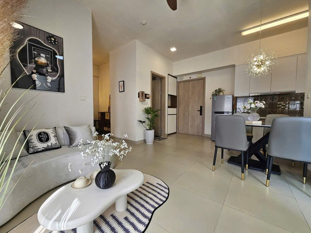 Bán căn hộ tòa sky 3 1pn + phòng đa năng , đủ nội thất , hướng TB . Giá 3.160 tỷ bao phí