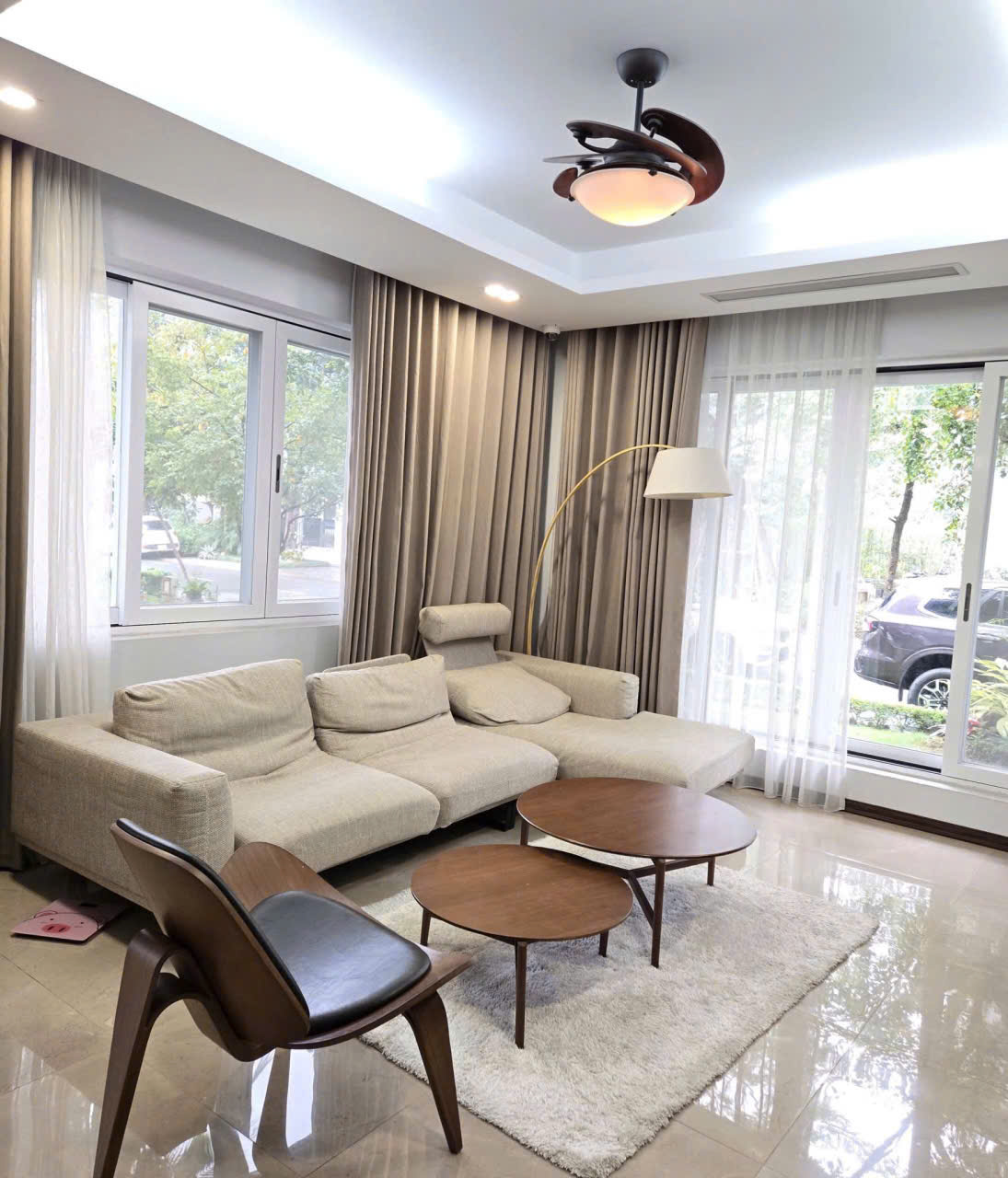 Biệt thự song lập 4 phòng ngủ, đầy đủ đồ.giá tốt bên khu Marina Ecopark cần cho thuê