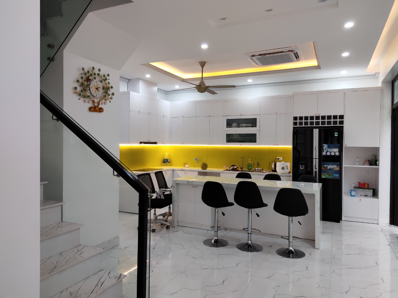 Cho thuê căn Liền kề xẻ khe, 5 phòng ngủ,5wc, đầy đủ đồ bên phân khu Ngọc Trai Vinhome Ocean park1, gia lâm
