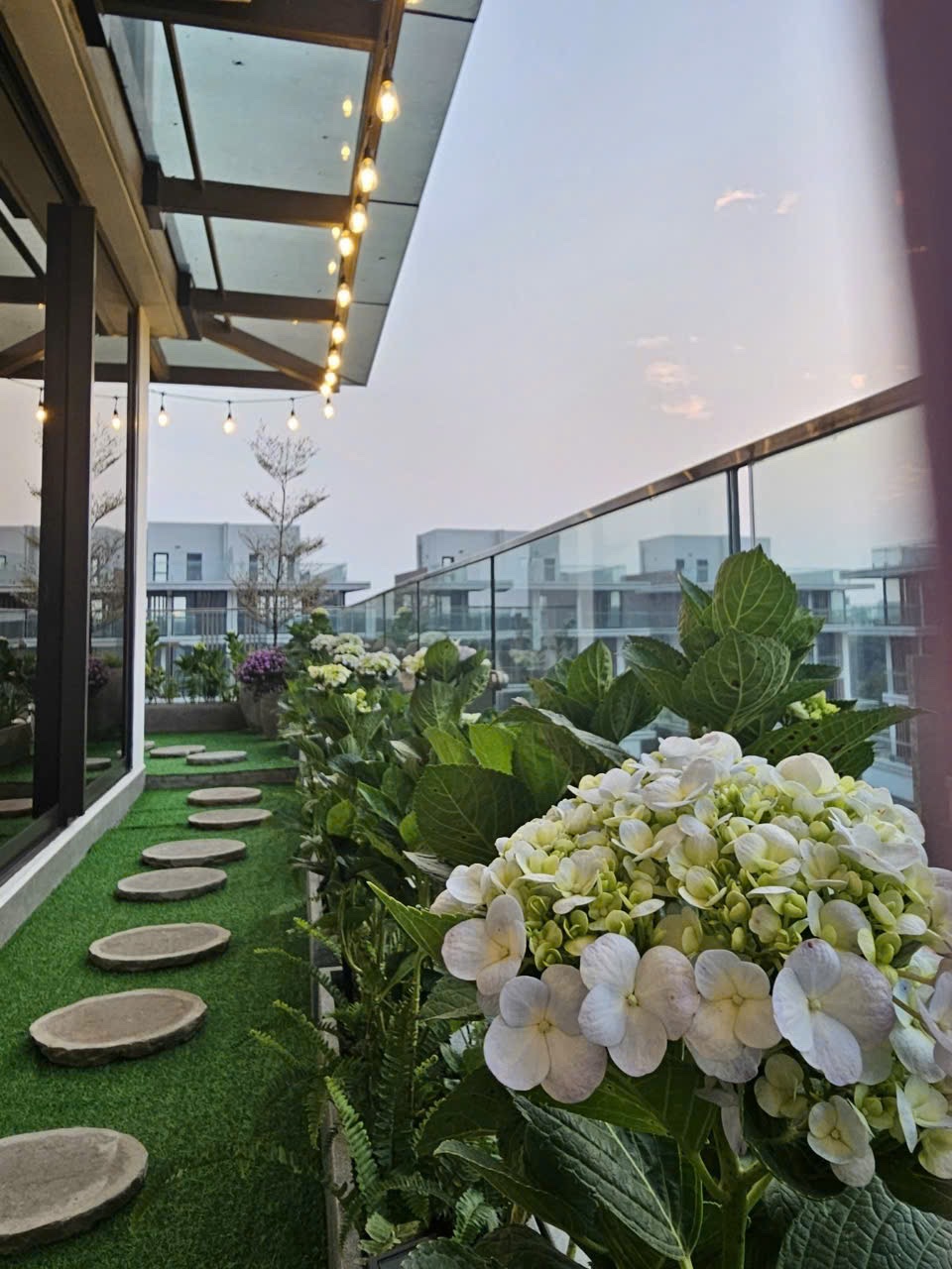Căn hộ 60m2 +40m2 sân vườn,2 phòng ngủ,đủ đồ bên tòa Solforest Ecopark cho thuê