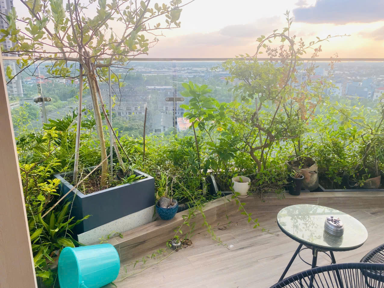 Căn hộ 94m2, 3 phòng ngủ, đủ đồ tầng trung bên tòa Solforest Ecopark cho thuê