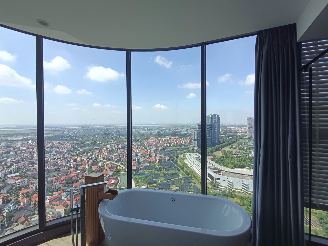 Căn hộ cao cấp 3 phòng ngủ, đủ đồ bên tòa L2 Landmark Ecopark cần cho thuê