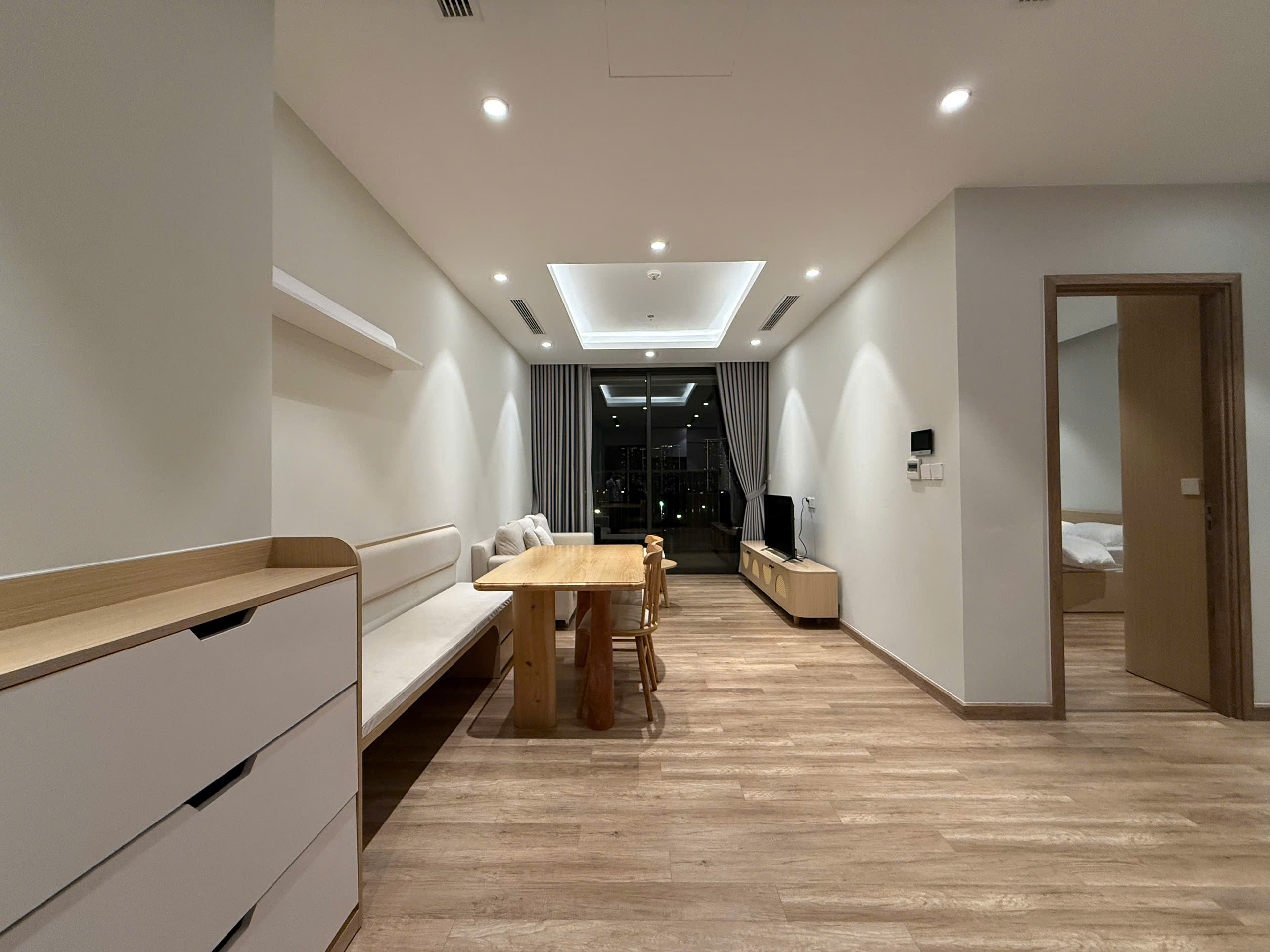 Căn hộ tầng trung 2 phòng ngủ,full đồ bên tòa L2 Landmark Ecopark cho thuê