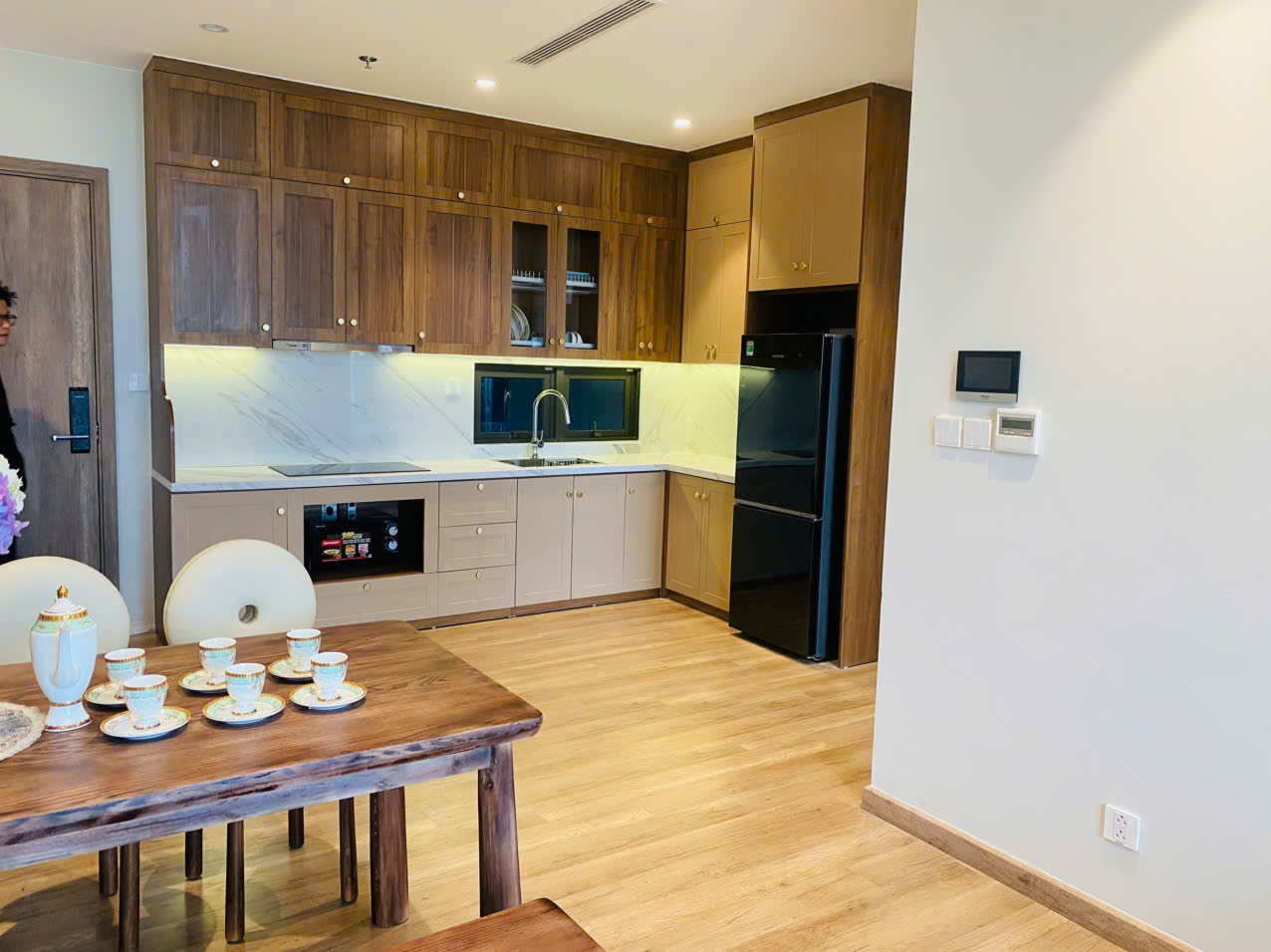 Cho thuê căn hộ tầng cao,view thoáng 3 phòng ngủ, đầy đủ đồ bên tòa L2 Landmark Ecopark