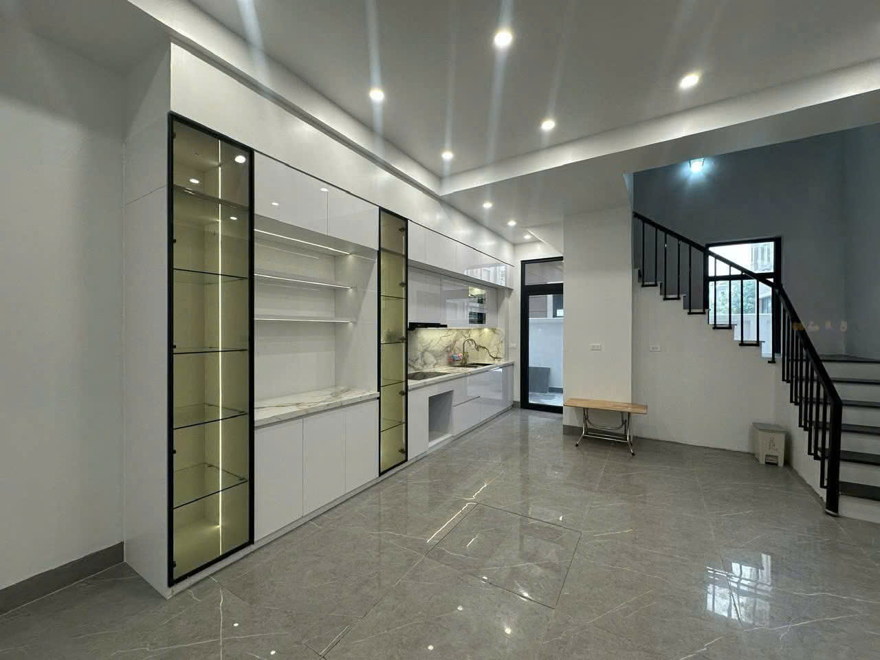 Cho thuê căn liền kề hoàn thiện 5 tầng bên Vinhomes ocean park 3