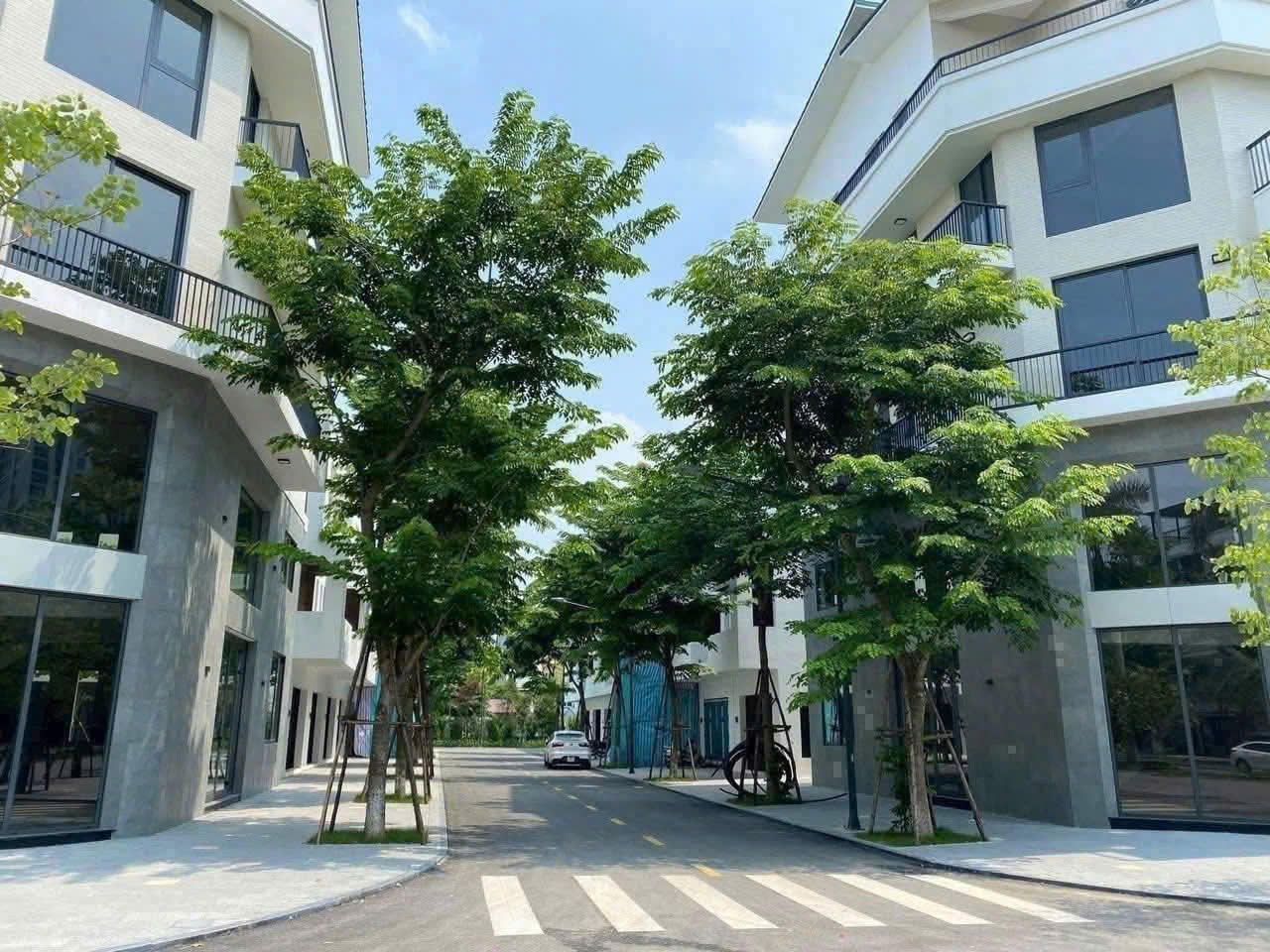 CHO THUÊ NGUYÊN CĂN NHÀ PHỐ THỦY TRÚC ECOPARK - ĐỒ CƠ BẢN, 4PN RỘNG RÃI