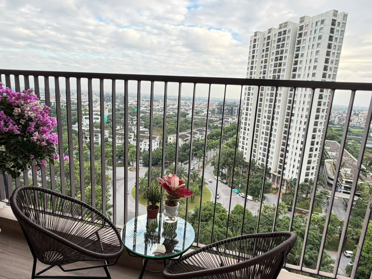 Cho Thuê Căn Hộ R1 Swanlake Onsen Ecopark 2PN - Tầng Trung, Full Đồ Đẹp